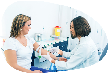 En kvinnlig vårdpersonal tar en blodprov på en kvinna.